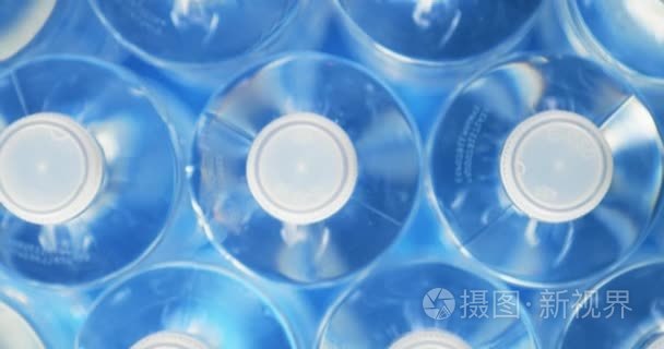 工业生产的塑料水瓶视频