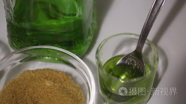 一个人准备苦艾酒一杯的鸡尾酒