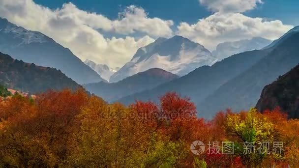 游戏中时光倒流的多彩秋季景观与森林山