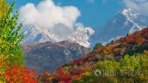 游戏中时光倒流的山秋天风景用彩林和高耸的山峰