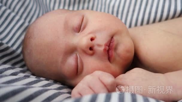 一个新生的婴儿睡脸靠拢