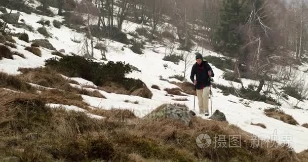 在多雪的线索路径上行走的背包徒步旅行者的男人。后侧。真正的背包客人成年后徒步旅行或在秋天或冬天在野生山户外徒步性质，坏雾 wea