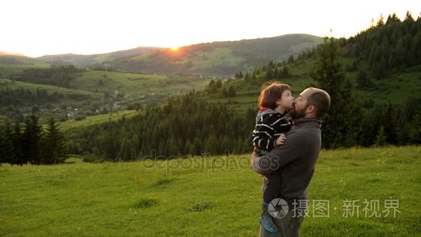 快乐的父亲和小儿子走在山中视频