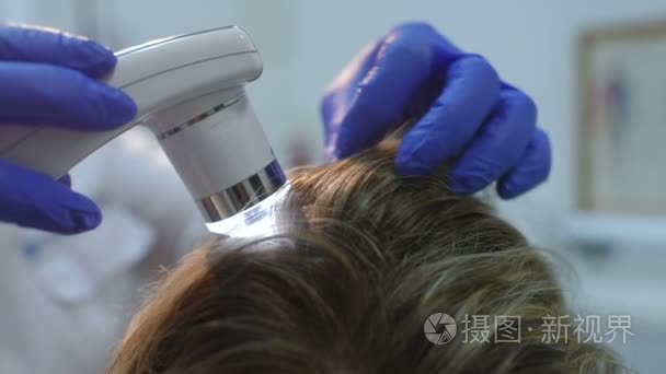 Trichoscopy 是一种方法检查头发