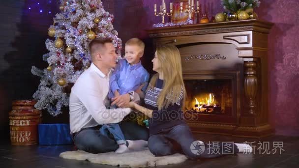 家庭交流在圣诞节的时候吻视频