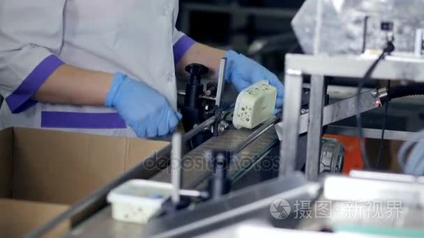 乳品厂员工接收准备好豆腐包视频
