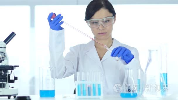 女科学家忙着做研究和实验室中的反应