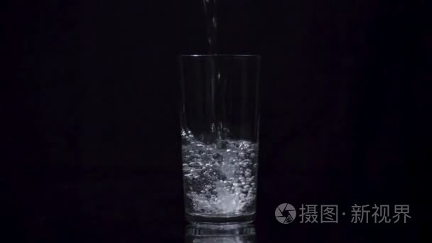 一杯充满新鲜矿物水视频