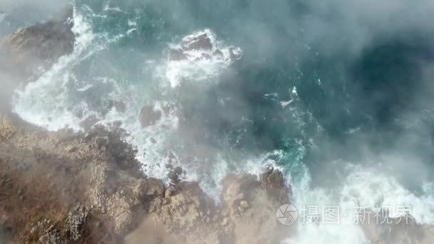 雾飘过加利福尼亚海岸的鸟瞰图视频
