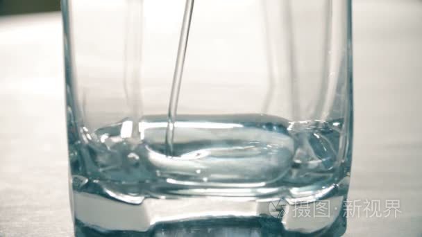 稠密液体流动现象的玻璃视频