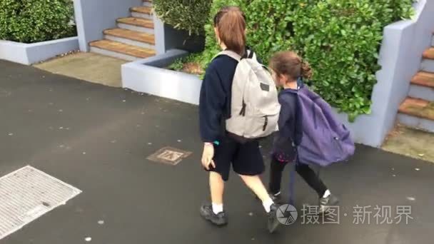 学校女孩妹妹一起去学校视频