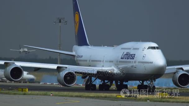 汉莎航空波音 747 在法兰克福机场滑行