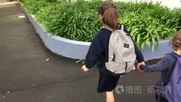 两个学校的女孩妹妹一起去学校视频