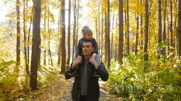 爸爸和小女儿在秋天公园玩乐视频