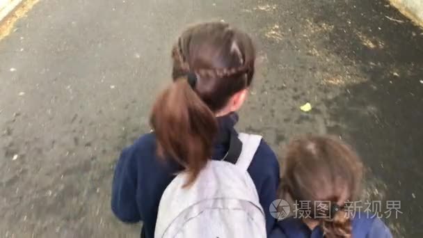 两个学校的女孩妹妹一起去学校视频