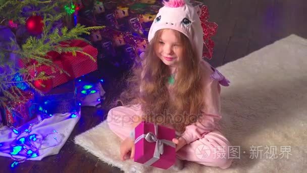 五岁的女孩接受她的圣诞礼物视频