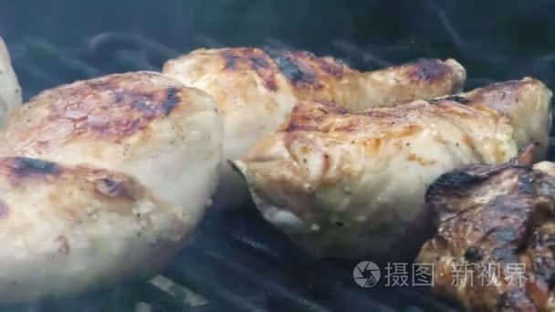 关于煤炭火鸡肉烧烤视频