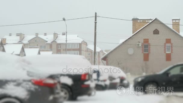 与冬季大雪覆盖车停车场视频