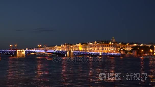 在晚上圣彼得堡冬宫附近宫桥视频