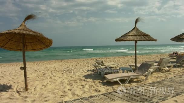 海滩的日光躺椅和海景色的视图
