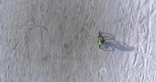 骑自行车的人的结核分枝杆菌的 e 自行车冬季下雪路上骑车人在空中的开销。在户外在冬天的雪地上骑自行车。4 k 顶视图无人机飞行视