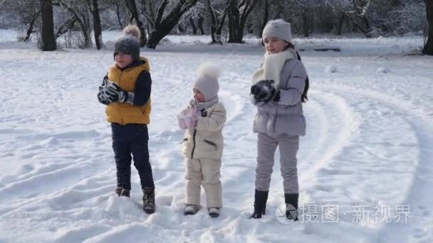 三个孩子扔在空气中雪视频