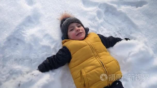 小男孩玩雪视频