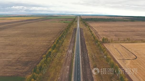 在农业领域之间的轨道上鸟瞰图