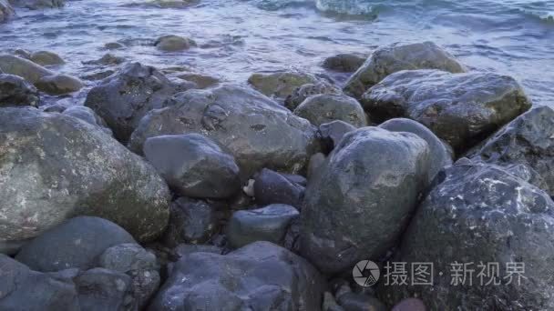 水溅在多岩石的海岸蒙山飞溅声 4 k