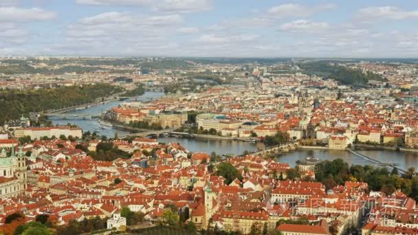 空中游戏中时光倒流用红色屋顶，在捷克首都布拉格老城体系结构视图。在布拉格圣维特大教堂。时间流逝
