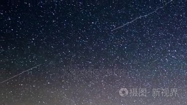 流星爆炸、 流星雨和星尘烟在夜晚的天空步道，时间流逝的银河和满天星斗的天空在阿尔卑斯山