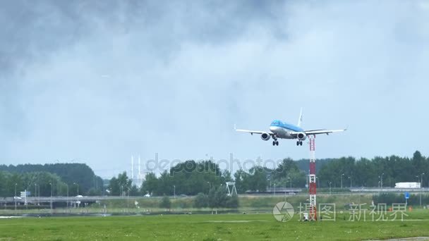 Embraer Erj 195 Klm 的土地在史基浦机场