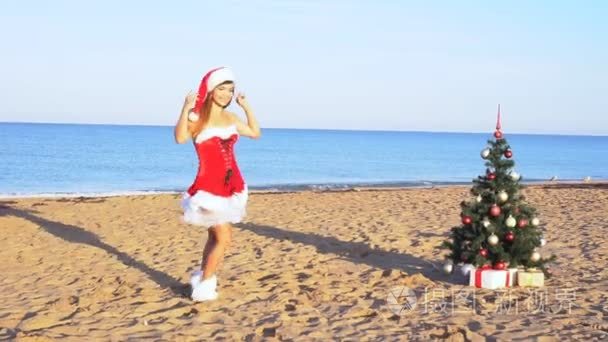 女孩在度假村休息上海滩圣诞新年视频