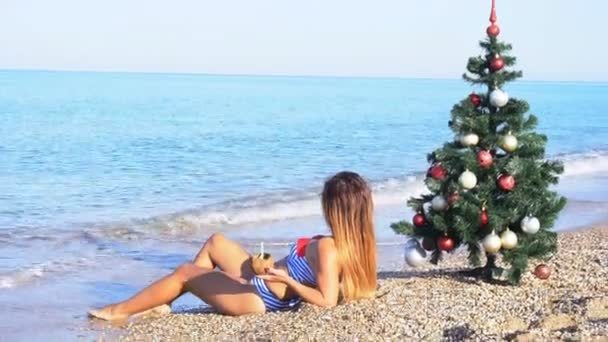 女孩在圣诞新年度假海滩上休息视频