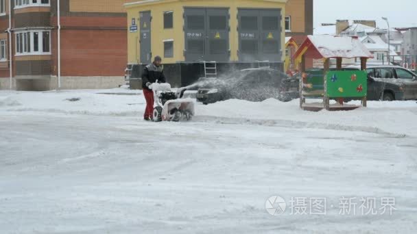 人与雪犁机除雪视频