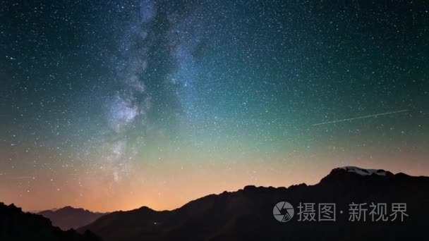 流星爆炸、 流星雨和星尘烟在夜晚的天空步道，时间流逝的银河和满天星斗的天空在阿尔卑斯山