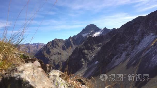 山长满草的高山景观。群山山峰