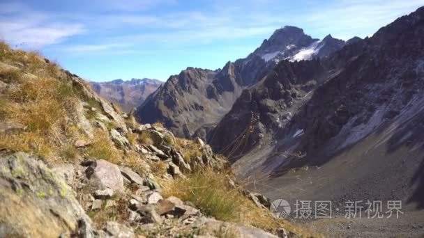 山长满草的高山景观。群山山峰