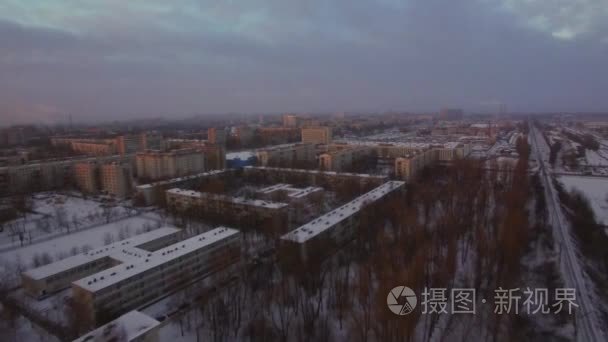 沉闷的冬天的早晨，俄罗斯对飞越圣彼得斯堡