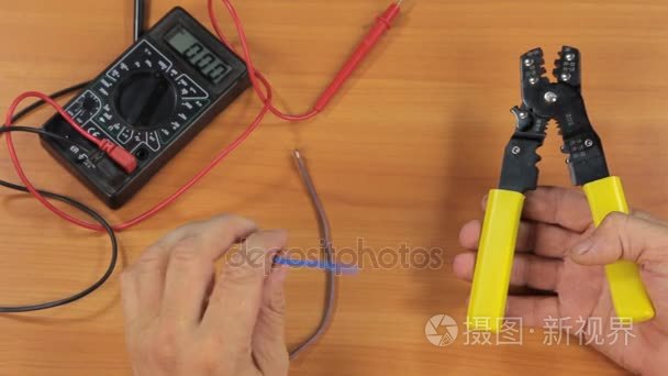 电工用钳子剪电线视频