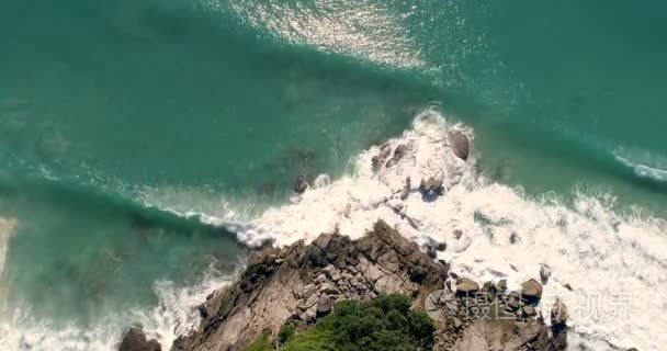 热带岛屿和海波浪的鸟瞰图