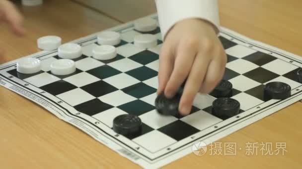 孩子在幼儿园在室内玩跳棋视频