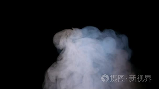 在黑色背景上的白色水蒸气视频