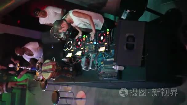泰国苏梅岛，2016 年 1 月 7 日。电子 Dj 混合的控制台和聚会在一家夜总会的人演奏的音乐。1920 x 1080