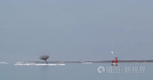 桨板看看死海咸胰岛水游视频