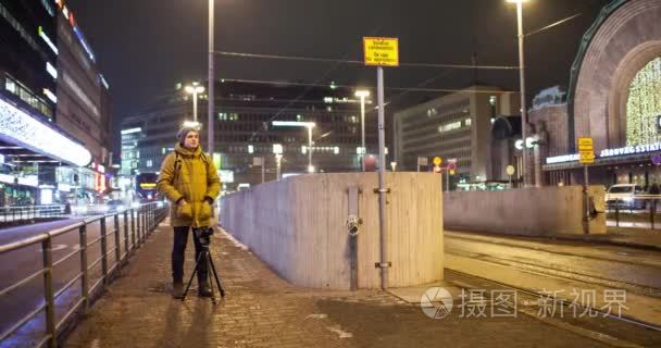 时间流逝的人拍摄视频在夜间赫尔辛基与运输交通