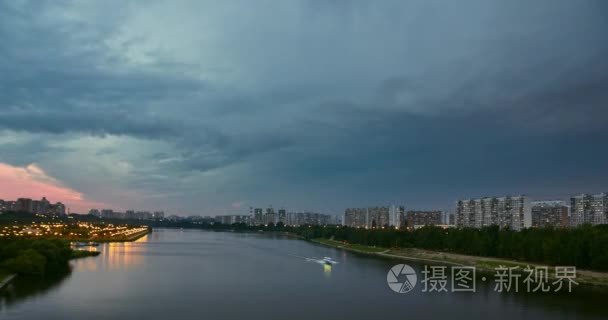 城市景观河交通与运动的黄昏云视频