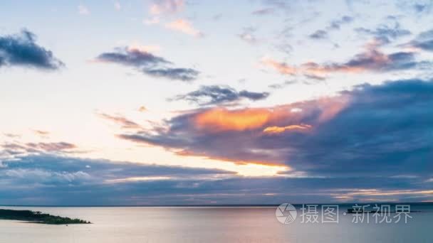 金色的夕阳，在水面上