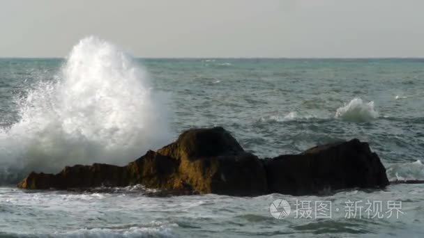 波涛汹涌的大海与高溅岩体破碎视频
