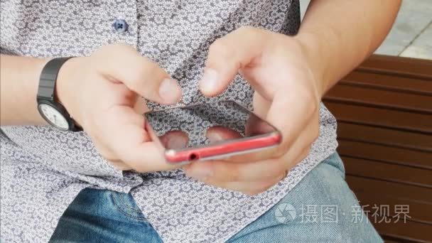 在红色的智能手机上键入 sms 的手